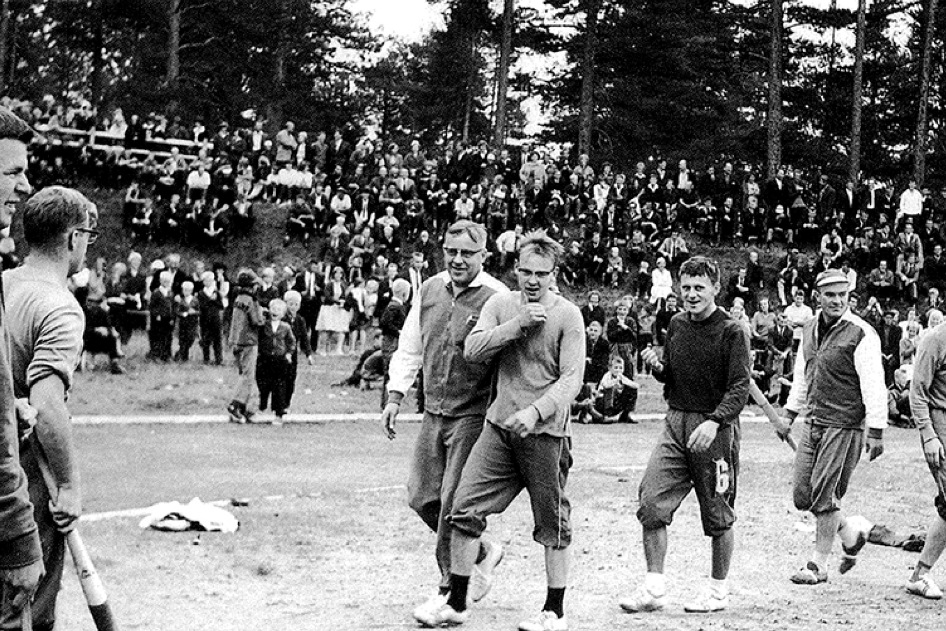 Jymyn vuoden 1963 joukkuetta Sotkamon keskuskentällä. Nykyisin paikalla kohoaa Hiukan pesäpallostadion.